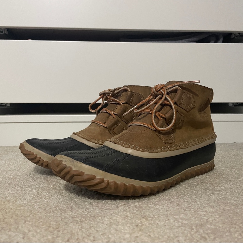 Sorel Out and About boots booties womens size 8.5